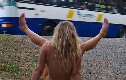 Touriste allemande blonde ecarte ses jambes au bord de la route